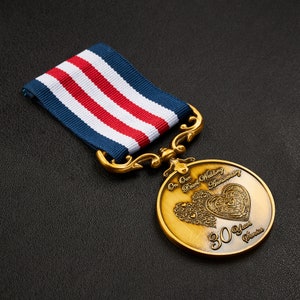 Nuestra Medalla del 30º Aniversario de Bodas de la Perla por Servicio Largo / Distinguido y Valentía en el Campo. Regalo/Regalo Esposo/Esposa/Pareja 30 Oro
