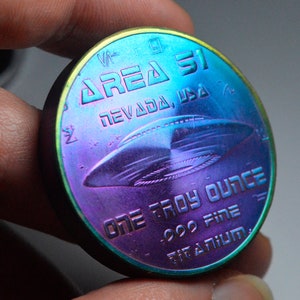 Moneda de titanio fino/puro .999/redondo/barra. Área 51, NEVADA, EE.UU. Una Onza Troy 31.1g. Inversión/Lingotes. Iridiscente. Extraterrestre/Espacio/OVNI/Alienígenas.