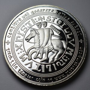 Op de afbeelding: Zilveren munt met een ridder te paard. De munt heeft de tekst "SIGILLVM : MILITIAE : TEMPLI :  +  TRECH : TIL :  +  COMHTORE  VCHI  IQVNLET  ET  DE  TVT  +  ", en "1171".