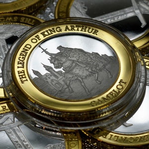 Pièce commémorative « Dual Metal » en argent et or 24 carats du roi Arthur et Excalibur dans une capsule. Camelot, L&#39;épée dans la pierre.