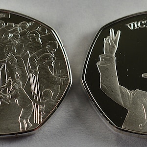 Moneda conmemorativa del Día de Winston Churchill VE extremadamente rara para álbumes/coleccionistas/búsqueda de monedas 50p NUEVA WW2