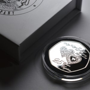 25 周年銀婚式記念 宝石付き .999 シルバー。一緒に過ごした 25 年間の贈り物/プレゼント。カプセル & ギフト ボックス。