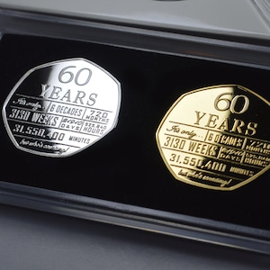 Paire d'objets commémoratifs en argent et or 24 carats pour 60e anniversaire dans un présentoir/boîte de présentation pour pièces de monnaie de 50 pence. Cadeau/cadeau 60 ans 60 ans