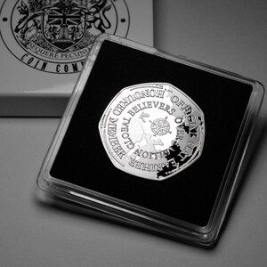 Commémorative officielle de la Terre plate dans un coffret cadeau. Pièce d'adhésion ! 5 millions de membres dans le monde ! Cadeau