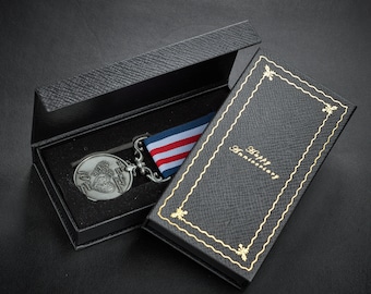 Medalla de nuestra 10.ª Aniversario de Bodas (de hojalata) en estuche: Largo servicio y valentía en el campo. Regalo para esposo/esposa por 10 años. Plata.