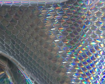 4 vías de estiramiento iridiscente blanco / plateado de escamas de pez sirena papel de aluminio en tela de poli spandex vendido cortado a medida
