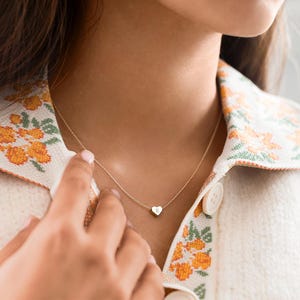 Colar personalizado com inicial de mini coração • Joias com letras • Presente para ela • Presente de casamento • Bloom Boutique
