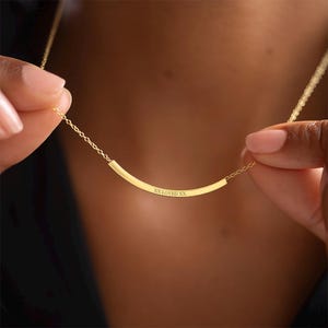 Geschwungene Skinny Bar Nachricht Personalisierte Halskette • Hochzeitsgeschenk • Geschenk für Sie • Hochzeitsgeschenk • Bloom Boutique