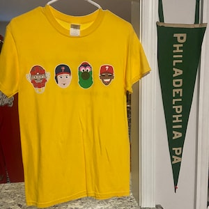 Vintage geel Philadelphia Phillies Utley Howard Ruiz en Phillies Phanatic Emojis T-shirt