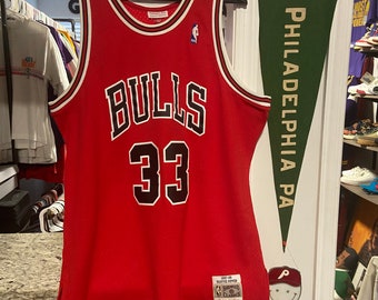 Mitchell and Ness Mens XL Red Chicago Bulls Scottie Pippen Throwback Basketball Jersey