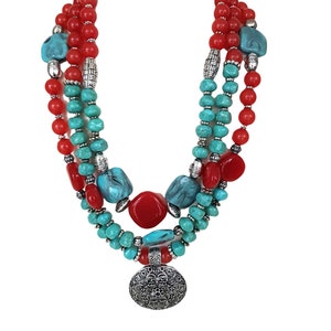 Koralle Türkis Farbe Chunky Handgemachte Halskette, Edelstein Designer Stilvolle Halskette mit Silber Medaillon. Moderne Statement Fashion Halskette.