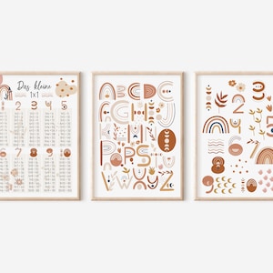 Könnte beinhalten: Drei druckbare Poster im Boho-Stil. Das erste Poster zeigt eine Multiplikationstabelle für die Zahlen 1 bis 10. Das zweite Poster zeigt das Alphabet in einem farbenfrohen, abstrakten Stil. Das dritte Poster zeigt die Zahlen 1 bis 10 in einem ähnlichen abstrakten Stil.