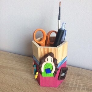 Pot à crayons, avec une figurine en pate polymère modelée a la main. Cadeau maîtresse, Merci maîtresse, cadeau ATSEM, cadeau fin d'année