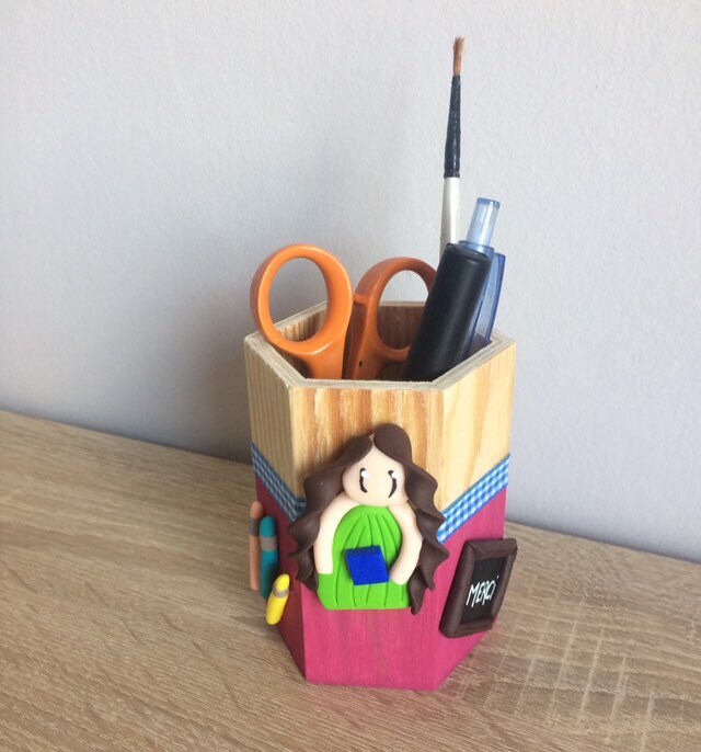 Pot à Crayons, avec Une Figurine en Pate Polymère Modelée A La Main. Cadeau Maîtresse, Merci Cadeau 
