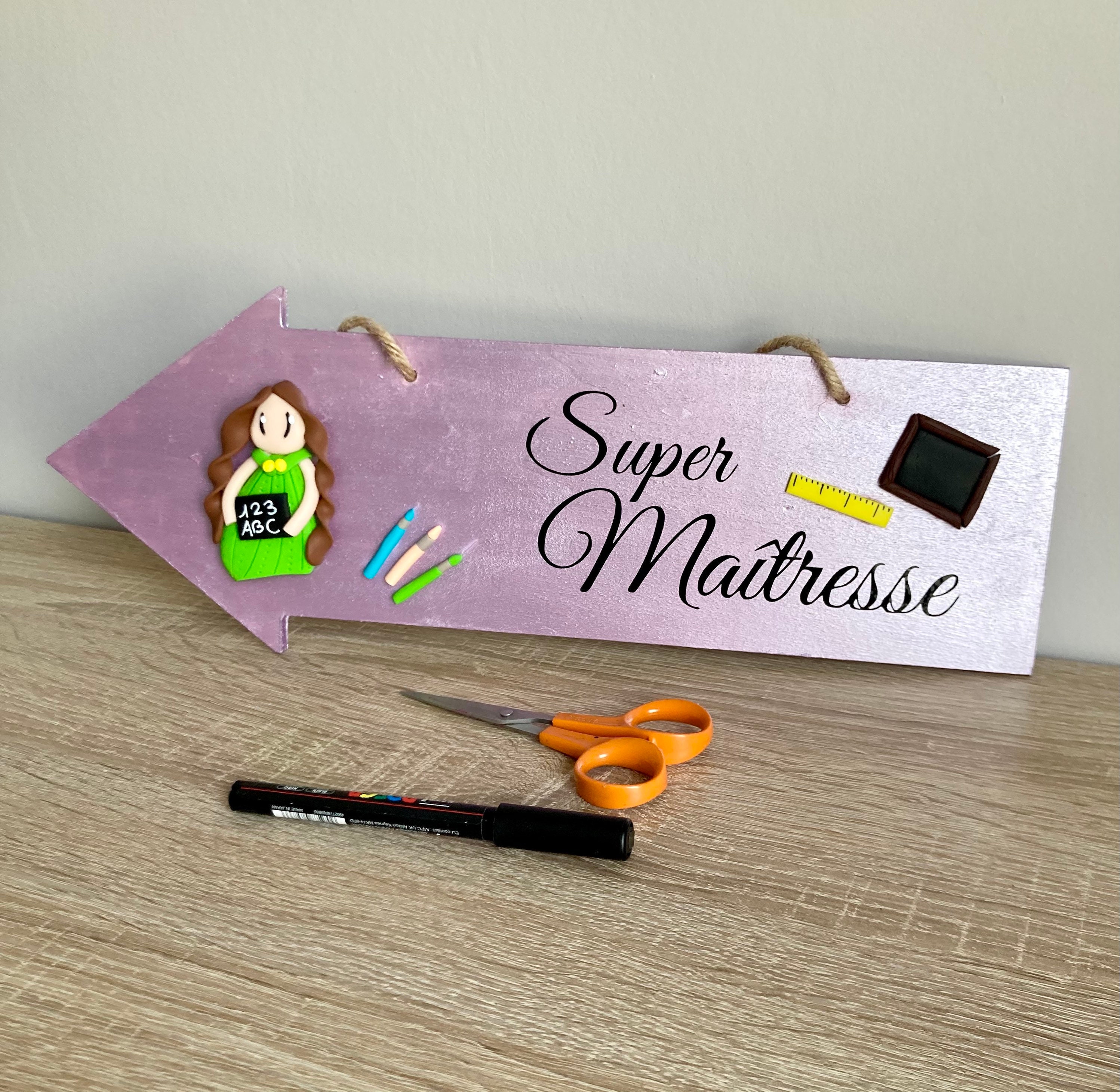 Plaque de Porte Pour Maîtresse avec Une Figurine en Pâte Polymère Modelée A La Main. Cadeau Maîtress