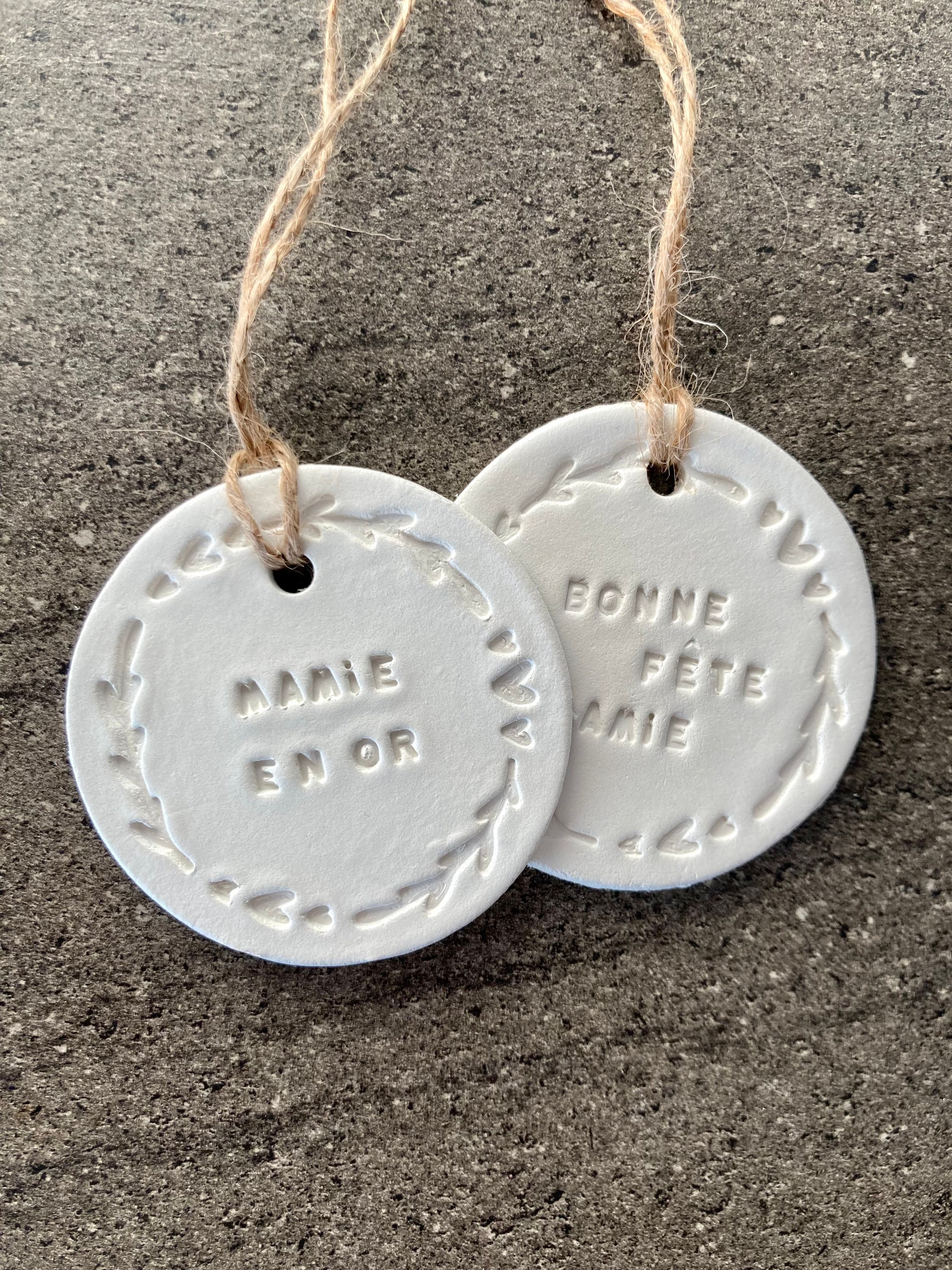 Suspension en Pâte Polymère Auto Séchante avec Inscription Décor Végétal, Cadeau Mamie, Fête Des Mam