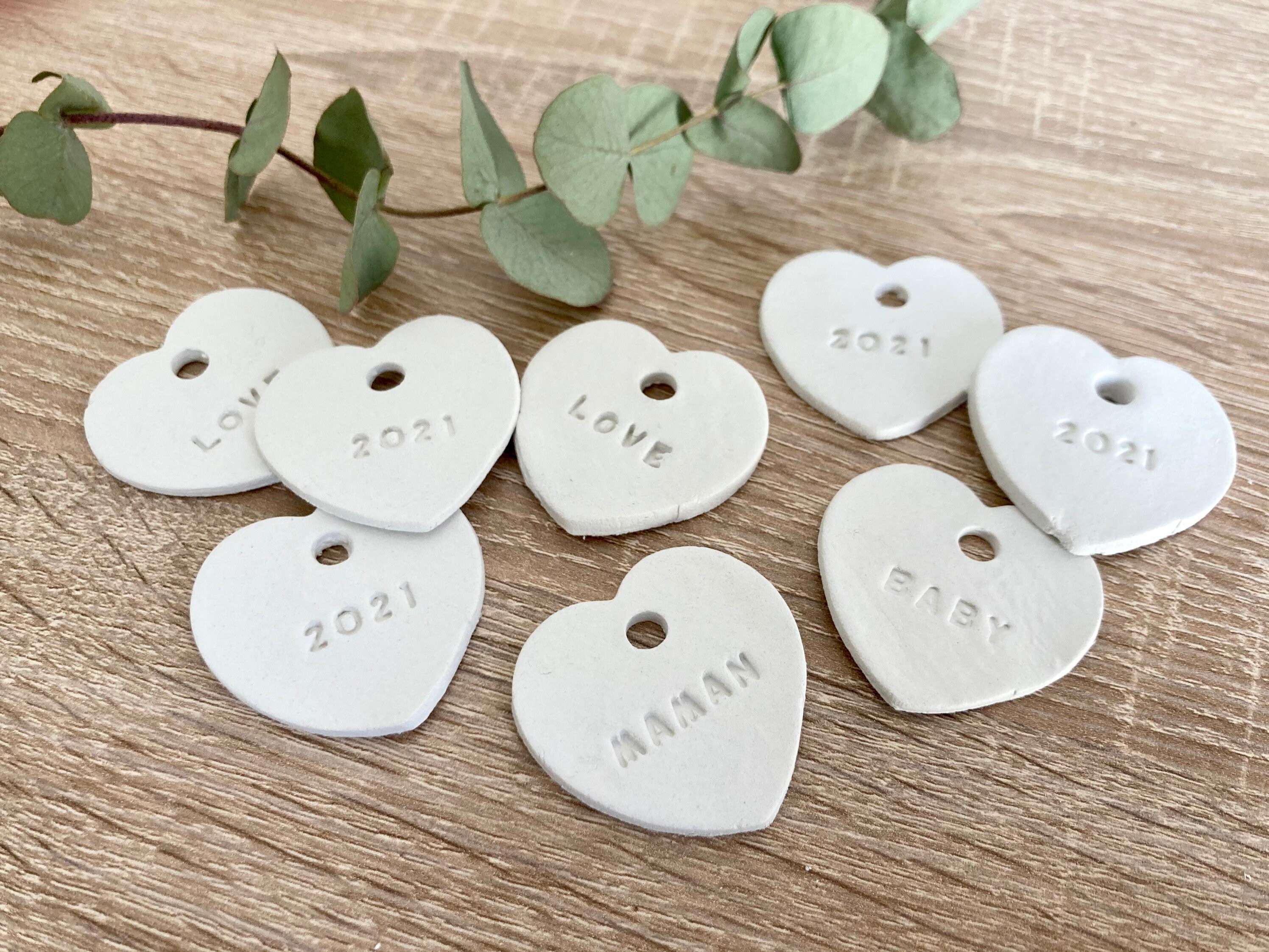 Lot de 10 Ornements Cœur à Suspendre en Pâte Polymère Auto Séchante avec Inscriptions Personnalisabl