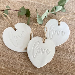 Cœur à suspendre en pâte polymère auto séchante avec inscription Love