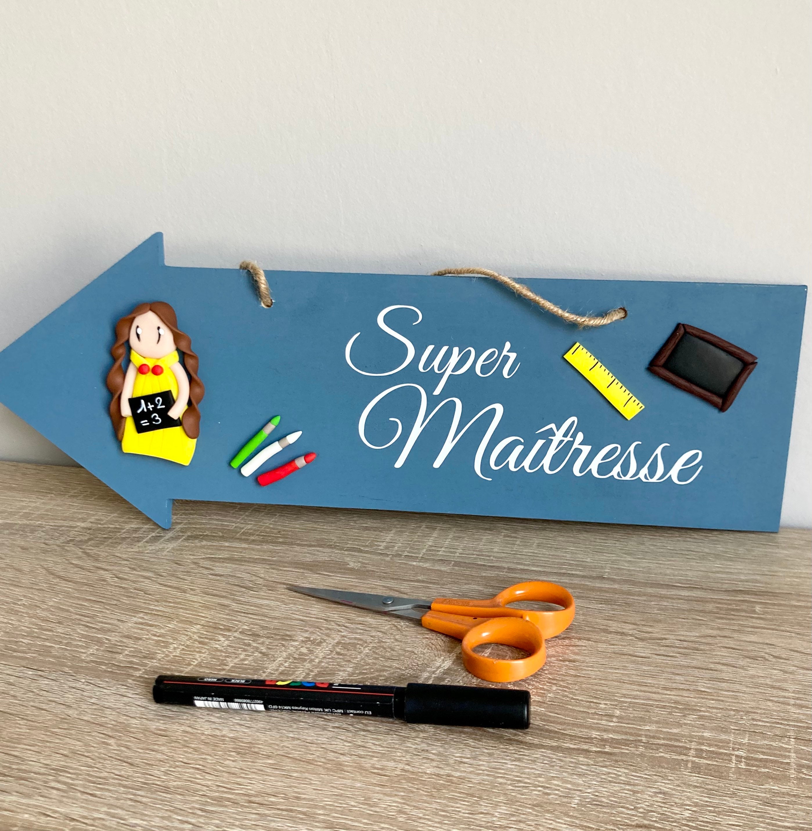 Plaque de Porte Pour Maîtresse avec Une Figurine en Pâte Polymère Modelée A La Main. Cadeau Maîtress