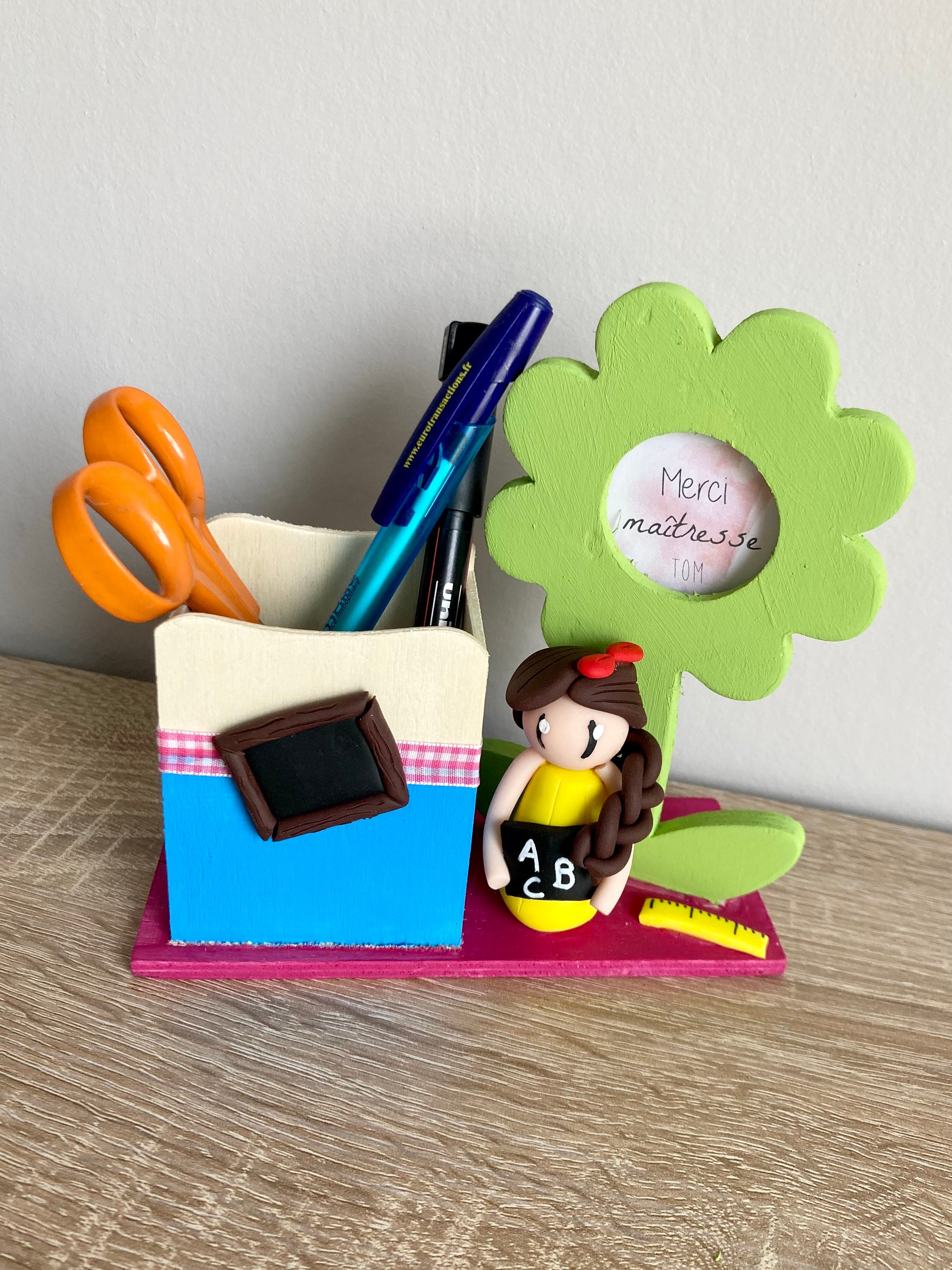Set de Bureau avec Pot à Crayons, Une Figurine en Pate Polymère Modelée A La Main et Un Message Pers
