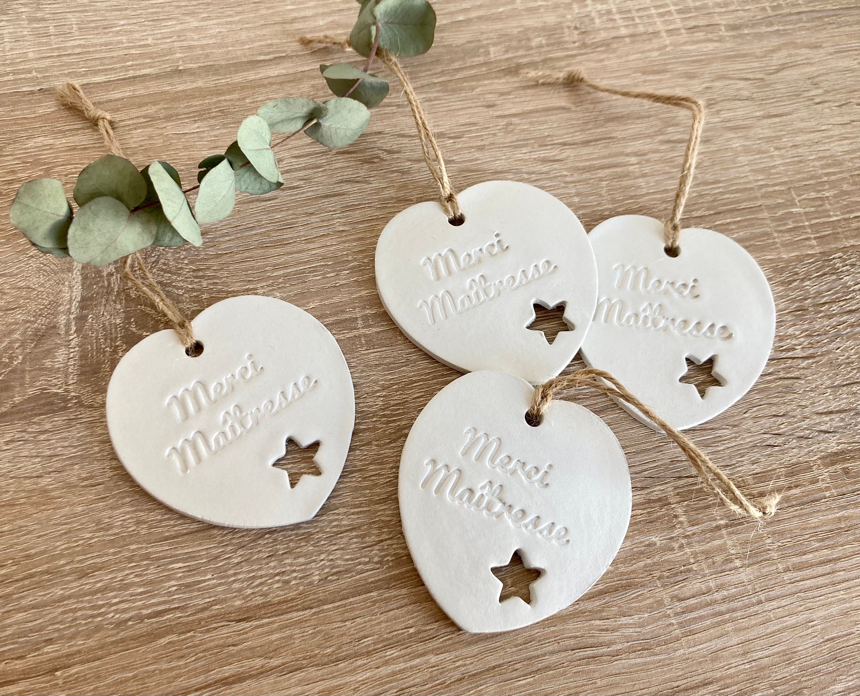 Cœur à Suspendre en Pâte Polymère Auto Séchante avec Inscription Merci Maîtresse, Cadeau Maitresse, 