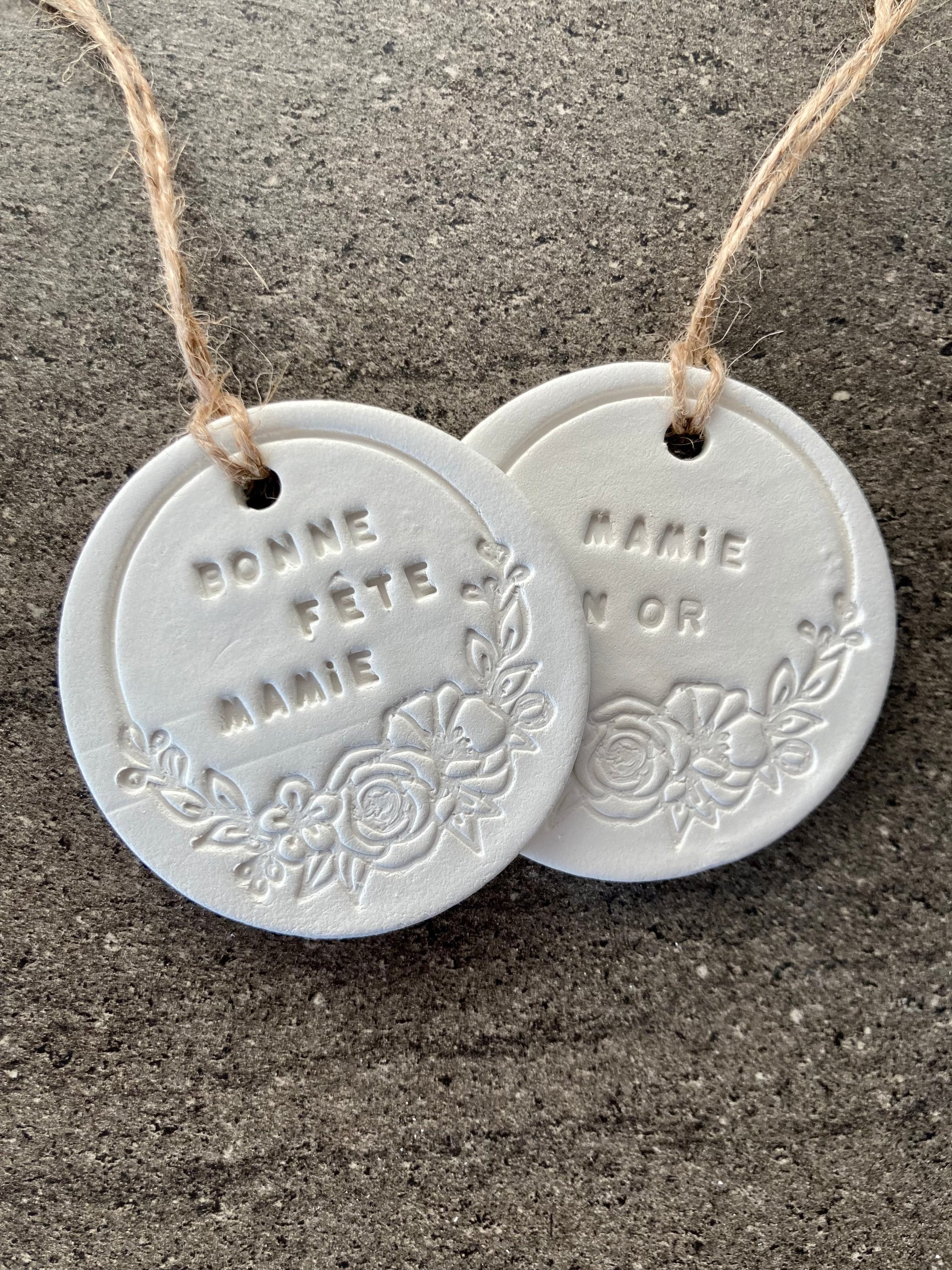 Suspension en Pâte Polymère Auto Séchante avec Inscription Décor Floral, Cadeau Mamie, Fête Des Mami