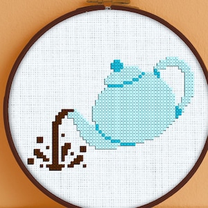 Puede incluir: Una tetera azul con un pico marrón vertiendo un líquido marrón sobre un fondo blanco. El texto "Snailfishes Stitches" está en la parte inferior de la imagen.