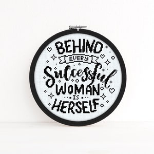 Może przedstawiać: Czarno-biały tamborek z haftem z tekstem "Behind every successful woman is herself".
