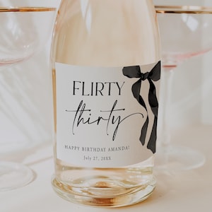Champagneretikett „Flirty Thirty“ zum 30. Geburtstag, Vorlage mit schwarzer Schleife, Geschenkidee zum 30. Geburtstag für Sie, einzigartiges Geschenk, Templett C103