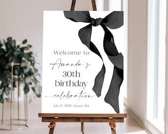 Peut inclure: Une pancarte d'accueil blanche avec un design de nœud en ruban noir. Le texte indique "Bienvenue à la fête d'anniversaire de Amanda 30 ans le 27 juillet 20XX - Everett, WA".