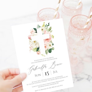 Puede incluir: Una tarjeta blanca con un diseño floral y una cruz blanca en el centro. El texto en la tarjeta dice "Por favor, únase a nosotros para celebrar la confirmación de nuestra hija Gabriela Bruce Dom 15 Jul A la una y media de la tarde Iglesia Católica Santa Cecilia - 557 Maple Drive, Madison, WI Almuerzo a continuación en el restaurante familiar Ann's 345 Main Avenue, Madison, WI RSVP a Brooke 123-456-7890 antes del 15 de junio"