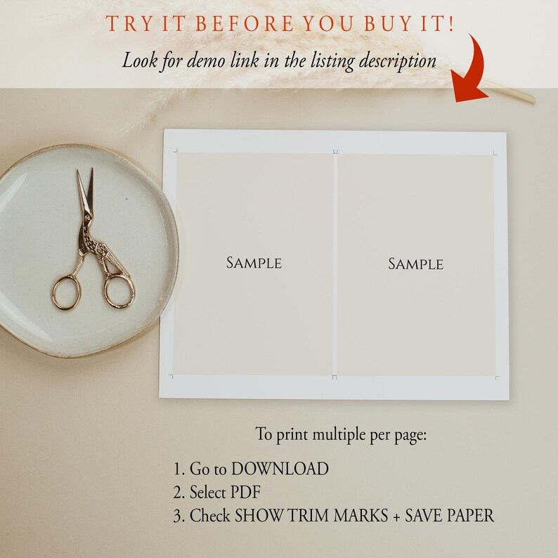 Op de afbeelding: Twee blanco, printbare kaarten met het woord "SAMPLE" op elke kaart. De kaarten liggen op een wit oppervlak met een gouden schaar op een wit bord. De tekst onder de kaarten luidt: "Om meerdere per pagina te printen: 1. Ga naar DOWNLOAD 2. Selecteer PDF 3. Vink SHOW TRIM MARKS + SAVE PAPER aan"