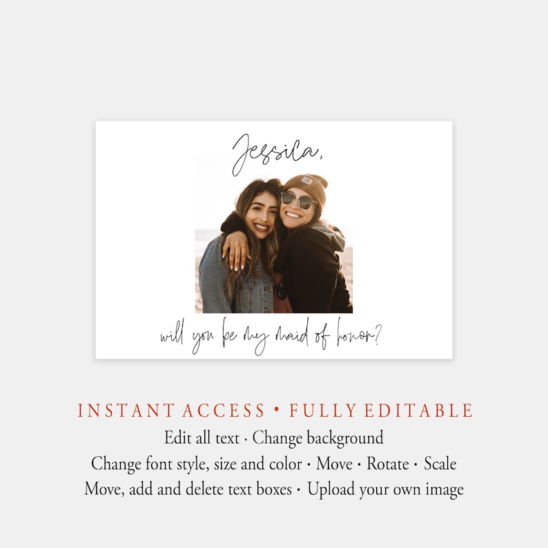 Peut inclure: Une carte imprimable avec une photo de deux femmes souriant &agrave; la cam&eacute;ra. Le texte sur la carte est "Jessila, veux-tu &ecirc;tre ma demoiselle d'honneur ?" La carte est enti&egrave;rement modifiable et comprend des instructions pour modifier le texte, l'arri&egrave;re-plan, la police et l'image.
