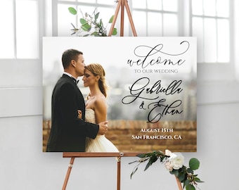 Peut inclure: Une pancarte de bienvenue de mariage avec une photo d'un couple en noir et blanc. La pancarte indique "Bienvenue à notre mariage, Gabriella & Ethan, 15 août, San Francisco, CA".