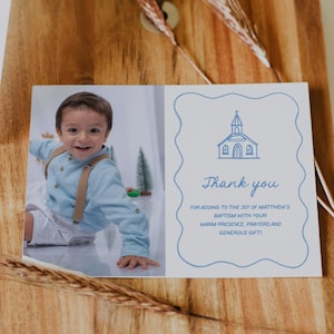 Modello di biglietto di ringraziamento per battesimo di un bambino Modello di biglietto di ringraziamento disegnato a mano Modello di biglietto di ringraziamento per battesimo blu Modello di biglietto di ringraziamento disegnato a mano Modello di biglietto di ringraziamento con bordo smerlato modificabile Templett C117