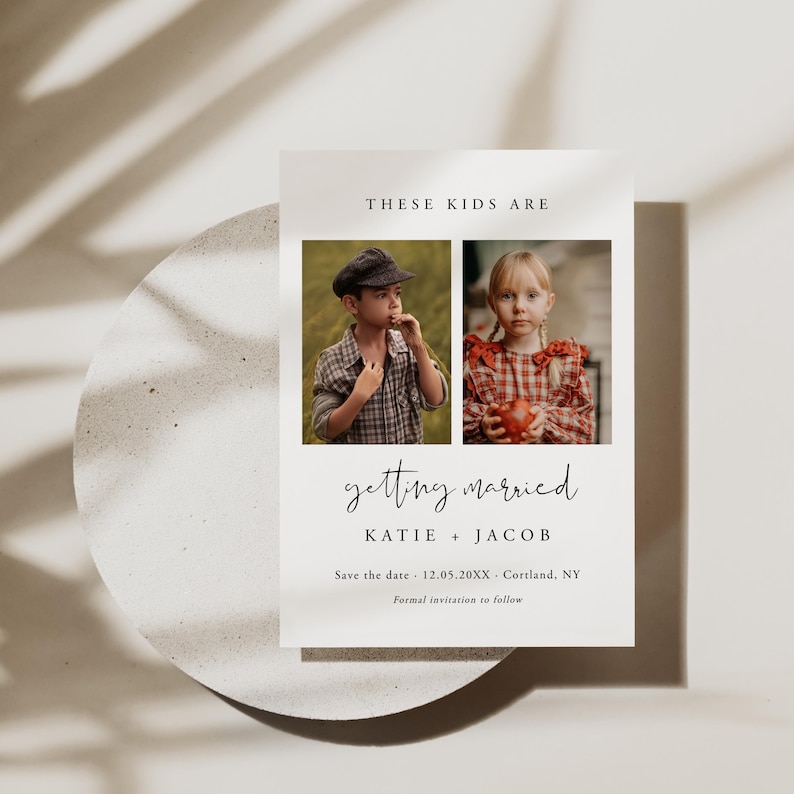 Op de afbeelding: Save the date-kaart met een foto van een jonge jongen en een meisje. De tekst luidt: "Deze kinderen gaan trouwen, Katie + Jacob, Save the date: 12.05.20XX - Cortland, NY, Formele uitnodiging volgt."