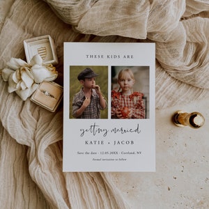 Op de afbeelding: Save the date-kaart met een foto van een jonge jongen en een meisje. De tekst luidt "Deze kinderen gaan trouwen, Katie + Jacob, Save the date: 12.05.20XX, Cortland, NY, Formele uitnodiging volgt."