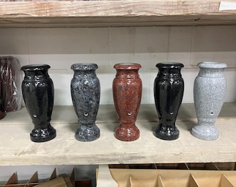 Jarrón de granito para lápida y monumento junto a la tumba