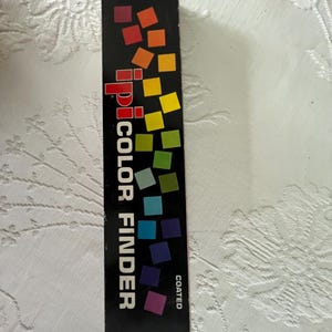 Peut inclure: Une carte de recherche de couleur noire et blanche avec un arc-en-ciel d'&eacute;chantillons de couleur. La carte est &eacute;tiquet&eacute;e "ipi COLOR FINDER" et "COATED".