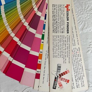 Peut inclure: Un guide de recherche de couleurs avec un &eacute;ventail d'&eacute;chantillons de couleurs. Le guide est intitul&eacute; "IPI Color Finder" et comprend des instructions pour s&eacute;lectionner et dupliquer des couleurs. Le guide est de la division IPI Color Finder, 67 West 44th Street, New York 36, New York.