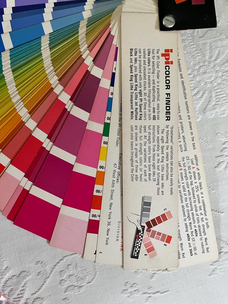 Peut inclure: Un guide de recherche de couleurs avec un &eacute;ventail d'&eacute;chantillons de couleurs. Le guide est intitul&eacute; "IPI Color Finder" et comprend des instructions pour s&eacute;lectionner et dupliquer des couleurs. Le guide est de la division IPI Color Finder, 67 West 44th Street, New York 36, New York.