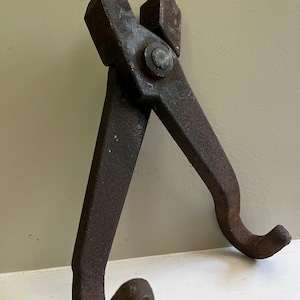 Blacksmith Foundry Craftmen Pliers Vintage Steam Punk Design ManCave Decore Collectors Tool Pliers Hooks Heavy Metal Unique Tool
