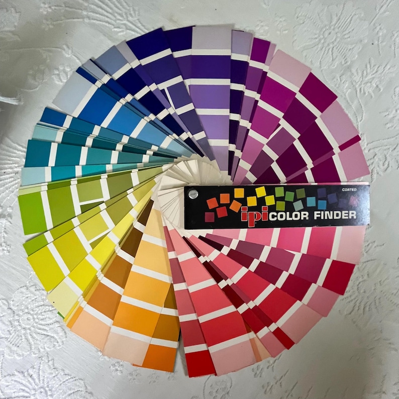 Peut inclure: Un nuancier de couleurs avec une vari&eacute;t&eacute; de couleurs, y compris des bleus, des verts, des jaunes, des oranges, des rouges et des violets. Le nuancier est intitul&eacute; "ipi COLOR FINDER".