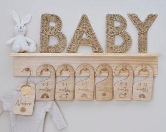 Cintres pour vêtements de bébé||Cintres en bois|Cadeau de baby shower|Nouveau-né à 24 mois|Diviseurs de vêtements|Vêtements de bébé|Cintres de garde-robe|Organisation