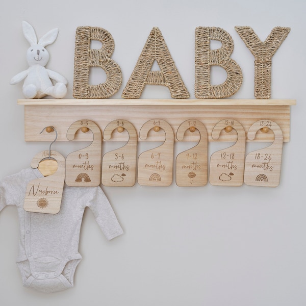 Cintres pour vêtements de bébé||Cintres en bois|Cadeau de baby shower|Nouveau-né à 24 mois|Diviseurs de vêtements|Vêtements de bébé|Cintres de garde-robe|Organisation
