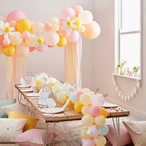 Kit arco di palloncini con margherite pastello / Palloncini e margherite / Palloncini a forma di fiore / Kit arco fai da te / Ghirlanda di palloncini pastello / Compleanno primaverile / Striscioni di crepe