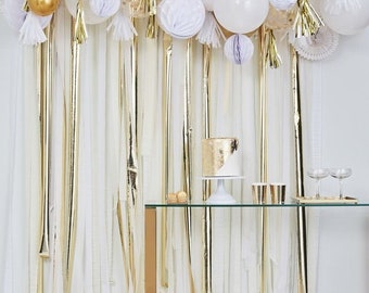 Sfondo per feste con stelle filanti color oro e crema: decorazione da parete scintillante
