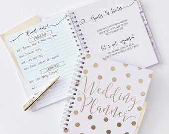 Può includere: Un planner di nozze rosa e oro con un motivo a pois. Il planner ha una rilegatura a spirale e include sezioni per gli ospiti e gli inviti, un conto alla rovescia per il matrimonio e una lista di controllo per il matrimonio.