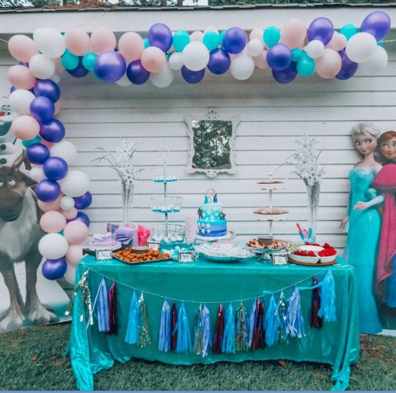 Suministros para fiesta de cumpleaños de Frozen, decoraciones de fiesta de  Frozen 82 piezas, incluye kit de arco de guirnalda de globos de copo de
