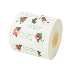 K&ouml;nnte beinhalten: Eine Rolle wei&szlig;es Toilettenpapier mit einem Schaf-Motiv. Das Papier zeigt schwarze Schafe, die rote und gr&uuml;ne Pullover und Schals tragen, mit humorvollen Spr&uuml;chen &uuml;ber Schafe. Die Spr&uuml;che lauten: "Lieblingsnascherei von Schafen? Ein Schokoladen-Baa", "Das ultimative Ziel von Schafen? -Die Welt mit Wolle bedecken", "Wo gehen Schafe zum Friseur? -Ein Baa Baa Salon", und "Was tragen Schafe am Strand? -Ein Baa-kini".